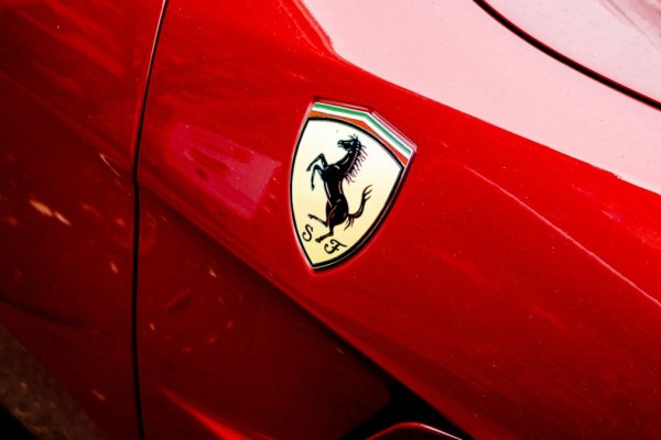 Εκτοξεύεται η μετοχή της Ferrari μετά την ανακοίνωση για Χάμιλτον