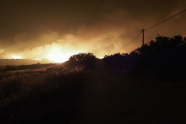 Φωτιά στο Λιβάρι Εύβοιας – Ισχυροί άνεμοι στην περιοχή (video)