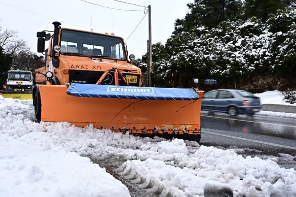 Κακοκαιρία - Φυλή: Πρόστιμο 100 ευρώ στους τρεις άνδρες που απεγκλωβίστηκαν με άρμα της ΕΜΑΚ (video)