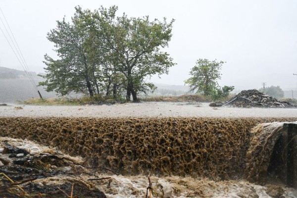 «Κόκκινος» συναγερμός από το meteo: Έντονα φαινόμενα την Δευτέρα σε ολόκληρη την χώρα - Που αναμένονται βροχές, χαλαζοπτώσεις και χιόνια; (video)