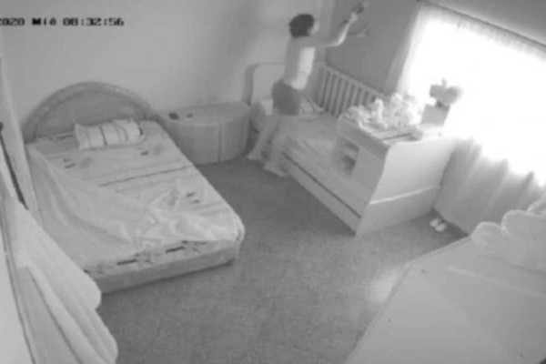 «Χλώμιασαν» όλοι: Έβαλε κρυφή κάμερα και μαγνητοσκόπησε τη γυναίκα του στο παιδικό δωμάτιο - Δε φαντάζεστε τι αντίκρισε (video)