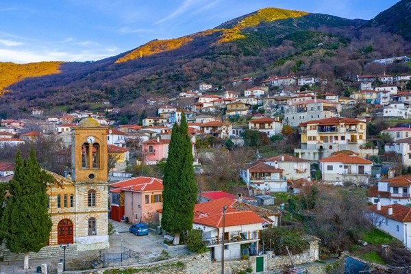 Πλακόστρωτα σοκάκια και ομορφιά άλλης εποχής: Το γραφικό χωριό της Θεσσαλίας με την χαρκτηριστική αρχιτεκτονική που ερωτεύεσαι με την πρώτη ματιά