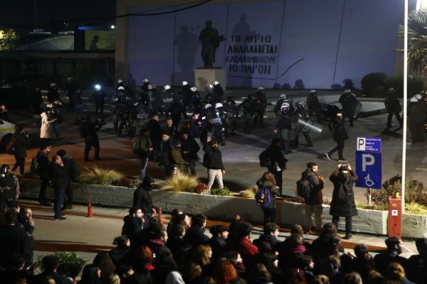 ΑΠΘ: «Που είναι ο Λυγγερίδης; Κάτω από το χώμα» - Ανατριχιαστικά συνθήματα αναρχικών στα ΜΑΤ για τον αστυνόμο στου Ρέντη (video)