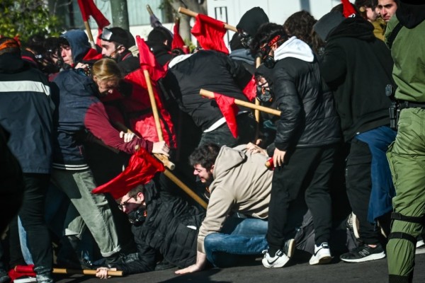 Φοιτητές «πλακώθηκαν» για το ποιος θα είναι πρώτος στο πανεκπαιδευτικό συλλαλητήριο - 8 άτομα στον «Ευαγγελισμό» (photos)