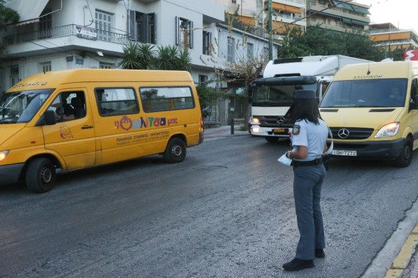 Τροχαίο με σχολικό λεωφορείο στον Πειραιά - Έχει συγκρουστεί με ΙΧ