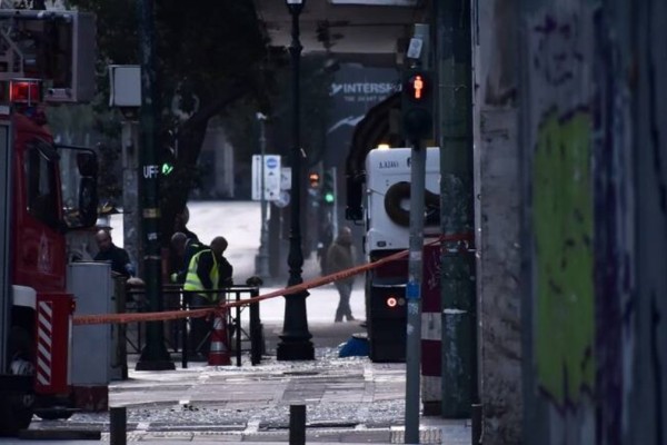 Έμπειροι και αποφασισμένοι οι τρομοκράτες που τοποθέτησαν τη βόμβα έξω από το υπουργείο Εργασίας - Πού στρέφονται οι έρευνες των Αρχών