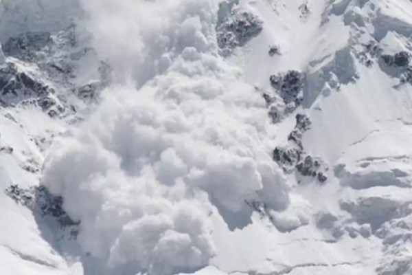 Καταπλακώθηκε και αγνοείται Έλληνας σκιέρ: Έπεσε σε χιονοστιβάδα στο Μπόροβετς της Βουλγαρίας - Μεγάλη επιχείρηση διάσωσης