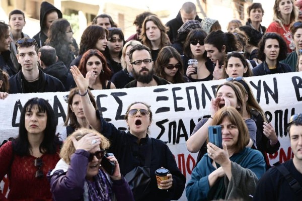 Κολωνός: «Δικαιώθηκε το παιδί» - Πανηγυρισμοί μετά την απόφαση για την ενοχή Μίχου