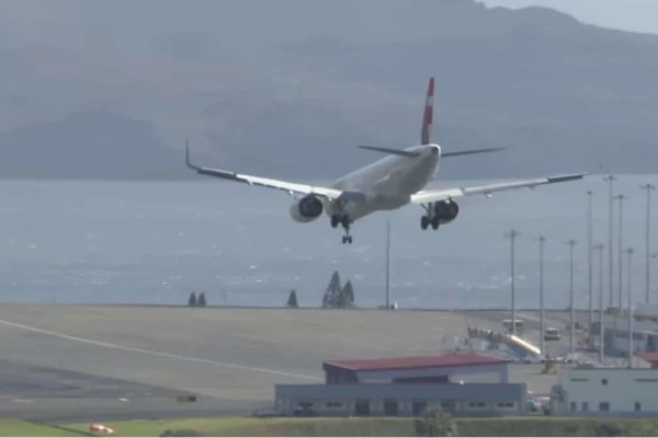 Προσγείωση-θρίλερ για Airbus λόγω ισχυρών ανέμων στη Μαδέρα - Το βίντεο που κόβει την ανάσα