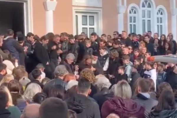 Σπαραγμός στην Αλεξανδρούπολη: Λαοθάλασσα στην κηδεία του 15χρονου Γιάννη που έπεσε από φωταγωγό - Υποβασταζόμενοι οι γονείς (video)