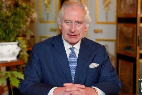 «Κομμένος» ο Βασιλιάς Κάρολος: Με κατακόκκινα μάτια και φανερά καταβεβλημένος στο πρώτο διάγγελμα μετά τον καρκίνο