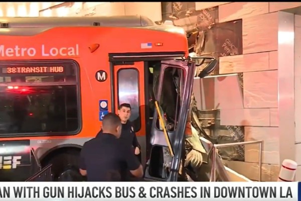 Άνδρας έκλεψε λεωφορείο και συγκρούστηκε με οχήματα - Ήταν ένοπλος