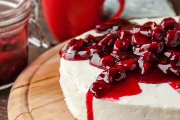 Γλυκό να κόψουμε; Το απόλυτο και πανεύκολο cheesecake για το «σβήσιμο» μετά την Τσικνοπέμπτη