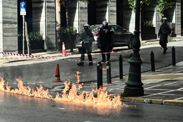 Πορεία για το πανεκπαιδευτικό συλλαλητήριο: Επεισόδια με χημικά στη Σταδίου και 9 προσαγωγές (video)