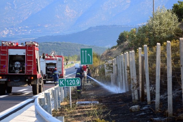 Συναγερμός στην Εθνική: Στις φλόγες αυτοκίνητο με υγραέριο - Διακοπή κυκλοφορίας, η Τροχαία στο σημείο