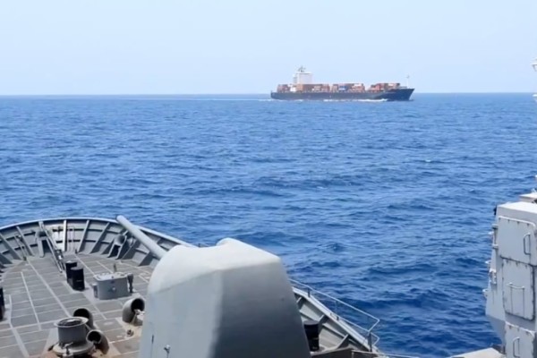 Φρεγάτα «Ύδρα»: Το πρώτο βίντεο να πλέει στην Ερυθρά Θάλασσα - Προστατεύει εμπορικό πλοίο στα στενά Μπαμπ ελ Μαντέμπ