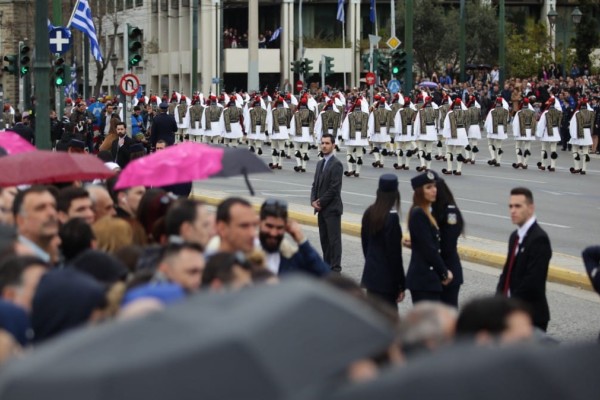 Καιρός σήμερα 25/03: Χωρισμένη στα δύο η Ελλάδα - Πού θα γίνουν παρελάσεις με ομπρέλες, πώς θα κινηθεί το σύστημα «Π» (video)