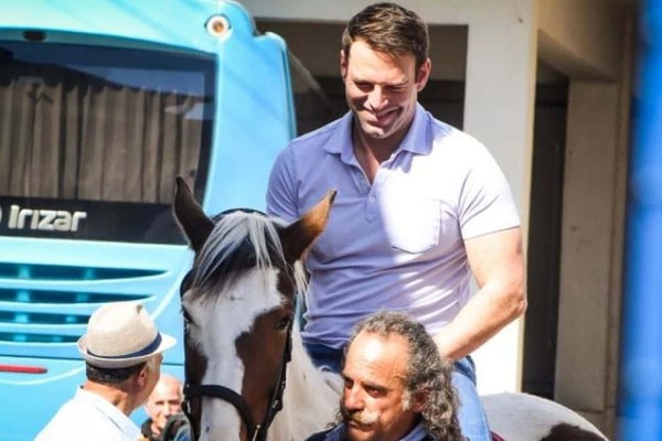 Πραγματικός Καβαλάρης ο Στέφανος Κασσελάκης: Του χάρισαν άλογο, ξεκίνησε τις βόλτες και τον καμάρωσε όλο το χωριό