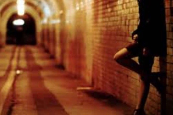 Αθήνα - Κύκλωμα εξωθούσε ανήλικες στην πορνεία -  4 συλλήψεις, ανάμεσά τους 25χρονη που στρατολογούσε τις κοπέλες