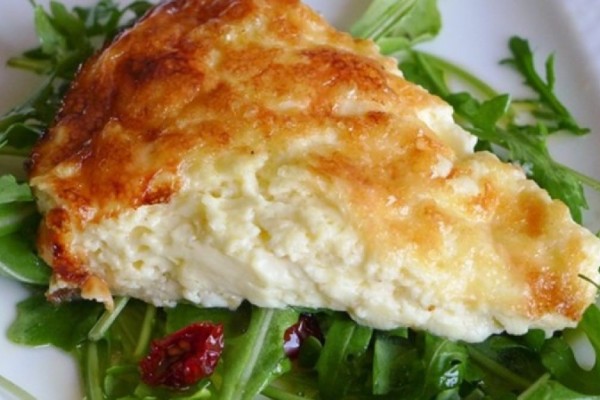 Η απόλυτη κυριακάτικη συνταγή: «Ορφανή» τυρόπιτα με γιαούρτι - Χωρίς φύλλο