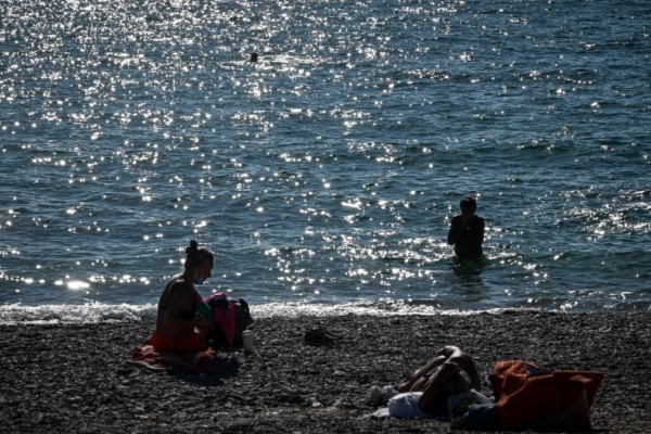 Ρεκόρ υψηλών θερμοκρασιών - Έφεραν το καλοκαίρι οι Αθηναίοι και ξεχύθηκαν στις παραλίες