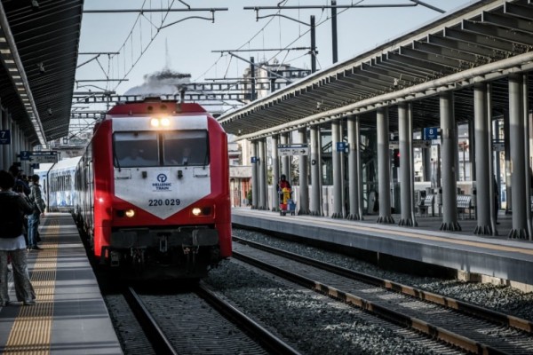 Άλλη μια... διασφάλιση της ασφάλειας: Ακινητοποίηση τρένου στον Άγιο Στέφανο που προσέκρουσε σε δέντρο