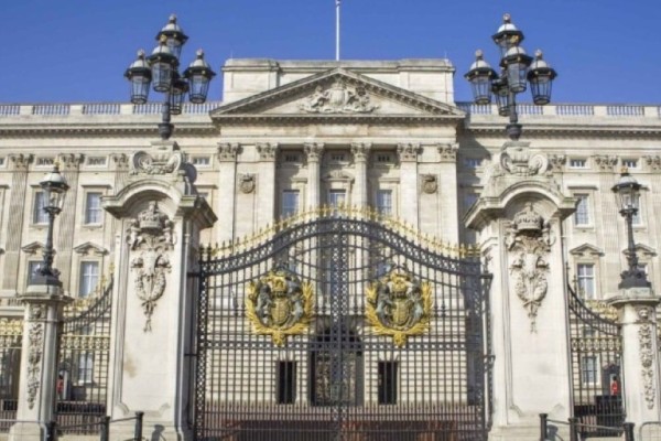 Συναγερμός στο Λονδίνο: Όχημα έπεσε πάνω στις πύλες του Μπάκιγχαμ - «Ακούσαμε έναν κρότο στο παλάτι» (video)