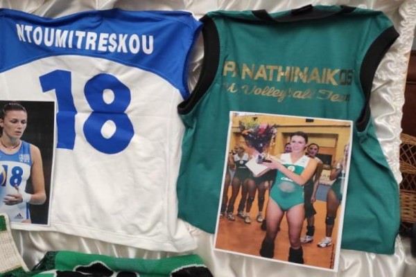 Βουβό πένθος στο τελευταίο αντίο στη Ρούξι Ντουμιτρέσκου: Την αποχαιρέτησαν με τις φανέλες του Παναθηναϊκού και της Εθνικής Ελλάδος (photos)