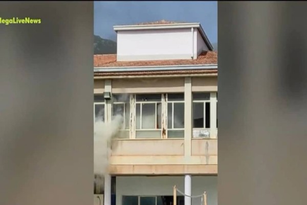 Βίντεο από τη φωτιά σε ΕΠΑΛ στην Άμφισσα: Πυκνοί καπνοί και μαθητές να ζητούν βοήθεια στο παράθυρο (video)