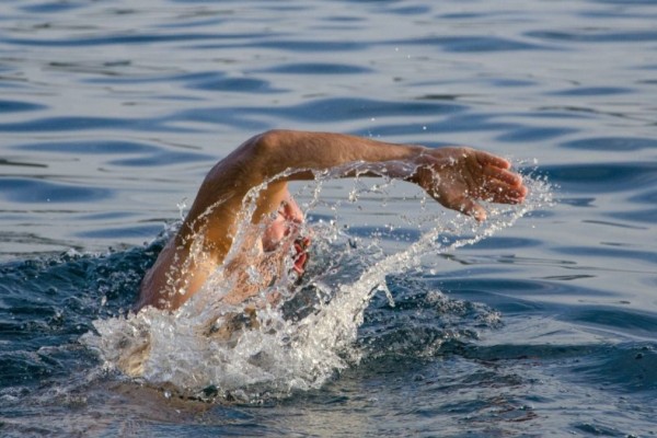 Πέτυχε το αδύνατο: Κολύμπησε σχεδόν 3 μέρες στη θάλασσα χωρίς διακοπή και τερμάτισε νικητής (video)