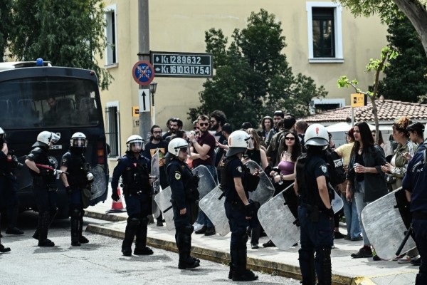 Αμετανόητοι, θρασύδειλοι και «λίγοι» για να φορούν τη στολή: Αστυνομικοί ειρωνεύονται τους πολίτες σε κλειστές ομάδες στα social media μετά τον φόνο της Κυριακής στους Αγίους Αναργύρους!