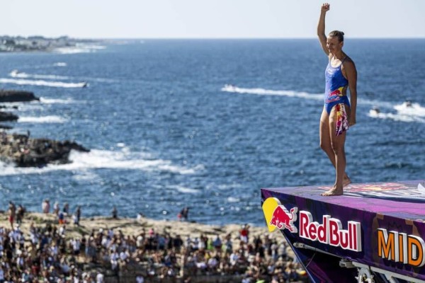Κυνηγώντας το τέλειο «10αρι» στο Red Bull Cliff Diving