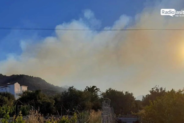 Φωτιά στο Λασίθι: Καίγονται τα πρώτα σπίτια - Τραυματίστηκε 74χρονος (video)