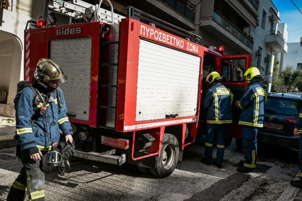 Συναγερμός στην Πυροσβεστική: Ένας νεκρός από φωτιά σε ξενοδοχείο στη Λιοσίων