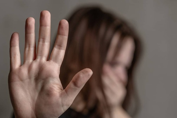 Σοκάρουν οι καταγγελίες κακοποιημένων γυναικών: «Θα σε κλωτσήσω να το χάσεις» της έλεγε ενώ ήταν έγκυος (video)