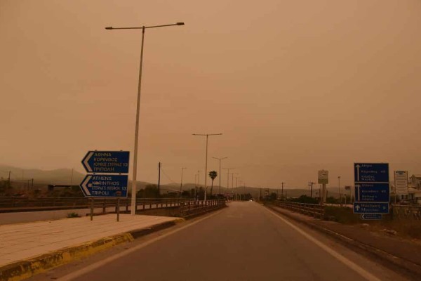 Καιρός σήμερα 24/4: «Πνίγηκε» στην σκόνη Σαχάρα η χώρα - Πότε θα υποχωρήσει το φαινόμενο (video)