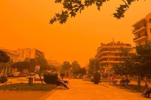 Σκηνικό Σαχάρας: Απόκοσμες εικόνες στην Καλαμάτα - Αποπνικτική ατμόσφαιρα από την αφρικανική σκόνη (video)