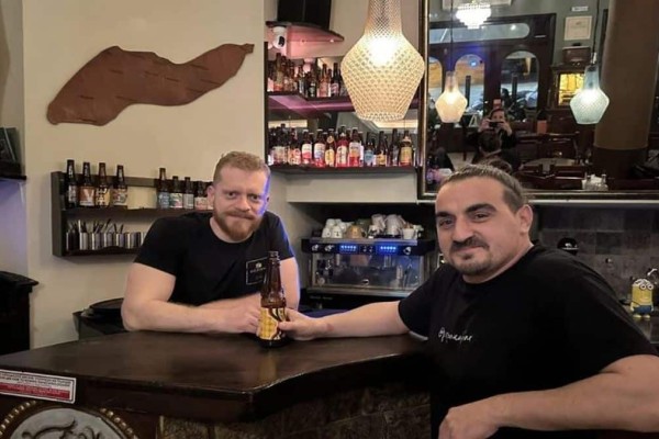 Θεσσαλονίκη: Δύο κολλητοί αγόρασαν το στέκι τους για να μην κλείσει – Το κλασικό μπαρ στα δυτικά που μεγάλωσε γενιές και γενιές