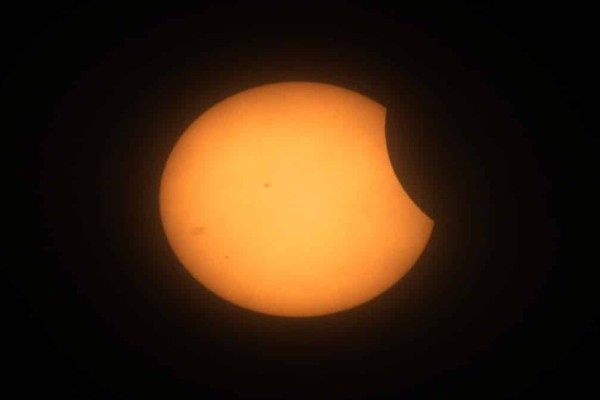 Έκλειψη Ηλίου: Σε εξέλιξη το σπάνιο φαινόμενο, φρενίτιδα στις ΗΠΑ - Δείτε live από τη NASA (video)