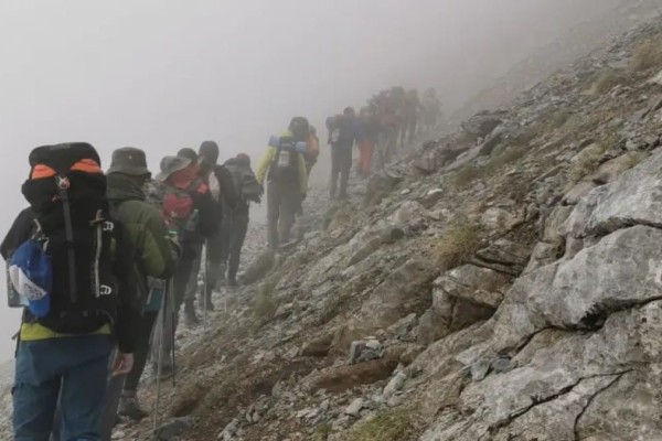 Όλυμπος: Επιχείρηση απεγκλωβισμού τραυματία που έπεσε σε χαράδρα