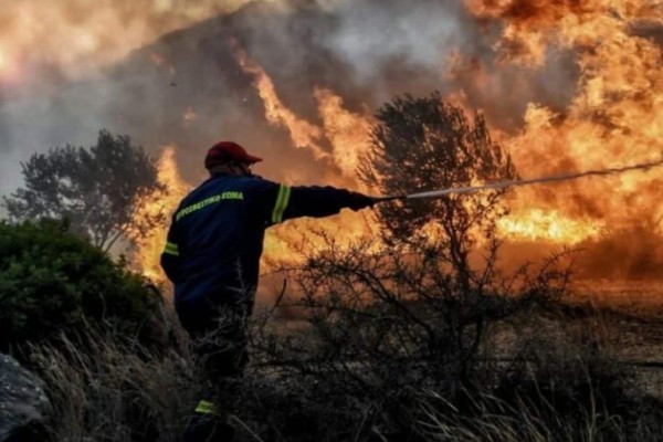 Συναγερμός στην Πυροσβεστική - Φωτιά στα Καμένα Βούρλα