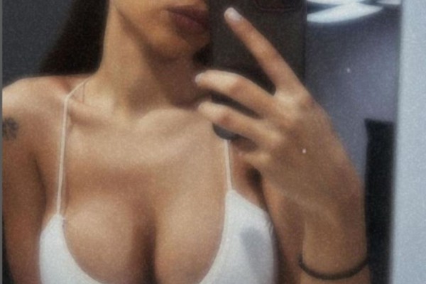 Σάλος με selfie Ελληνίδας τραγουδίστριας – Έκανε προσθετική στήθους (ΦΩΤΟ)