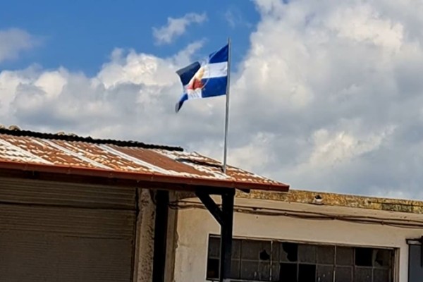 Σάλος στην Σπερχειάδα: Άγνωστοι ύψωσαν την σημαία της Χούντας (video)