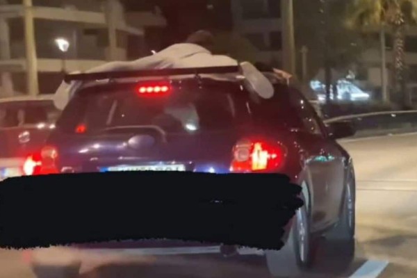 Τρομακτικό βίντεο στην Παραλιακή – Νεαρός ξαπλωμένος στην οροφή του αυτοκινήτου