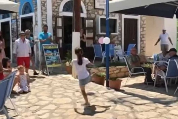 Ξεσήκωσε όλο το Καστελλόριζο: 8χρονο κορίτσι χορεύει το πιο μάγκικο ζεϊμπέκικο και συγκινεί (video)