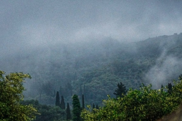 Η φωτογραφία της ημέρας: Ομορφιά στο ομιχλώδες τοπίο των Νυμφών της Κέρκυρας