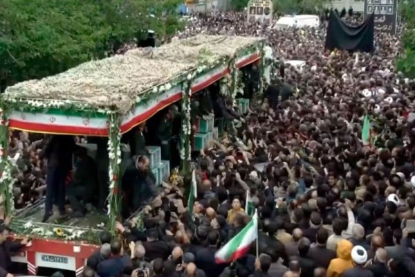 Οι Ιρανοί αποτίουν φόρο τιμής στον πρόεδρο Ραϊσί (videos)