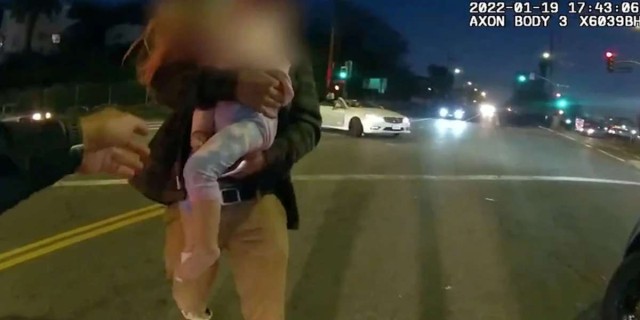 Συνταρακτικό: Οι δραματικές στιγμές που αστυνομικός σώζει 3χρονη από βέβαιο θάνατο - Είχε γίνει μπλε από το πνίξιμο (video)