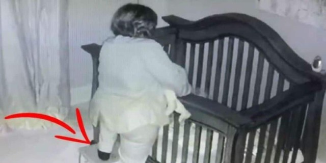 61χρονη γιαγιά στέκεται πάνω από την κούνια του μωρού - Μετά από λίγα δευτερόλεπτα... (Video)
