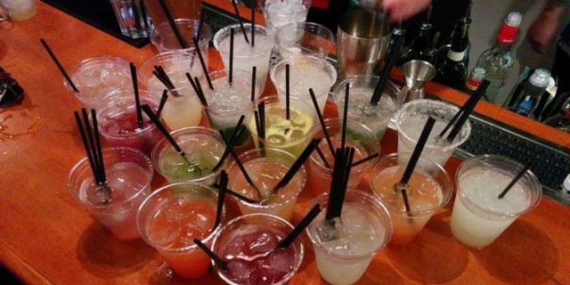 AlcoHole: Cocktail στο χέρι και καλοπέραση στο φουλ!